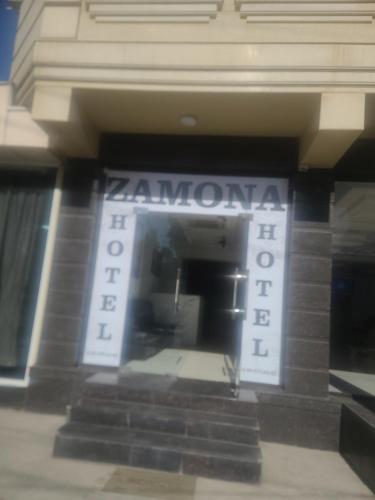una señal en la parte delantera de un edificio en Hotel, en Muruntau