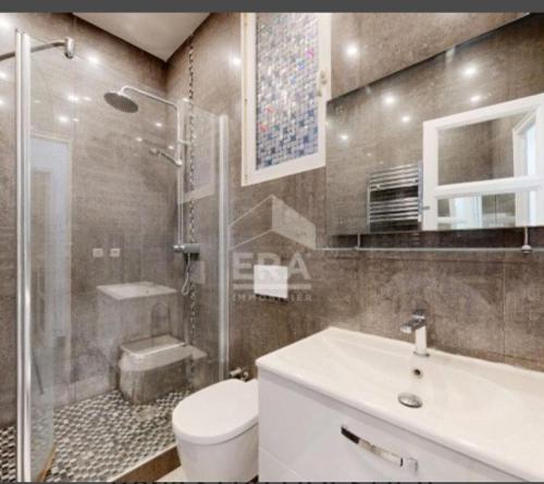 une salle de bain avec toilettes, douche et lavabo dans l'établissement Appartement, à Nice