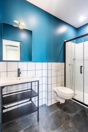une salle de bain avec toilettes, lavabo et douche dans l'établissement Villa Maska - Studios avec Terrasse proche plage et aéroport de Nice, à Nice