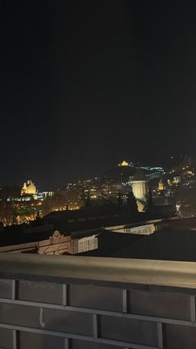 Nespecifikovaný výhled na destinaci Tbilisi nebo výhled na město při pohledu z hotelu