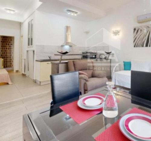 un salon avec une table à manger et un salon dans l'établissement Appartement, à Nice