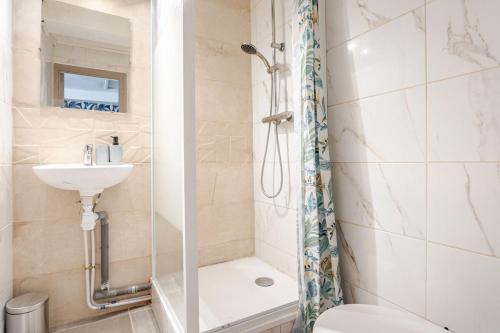 une salle de bain avec une douche, des toilettes et un lavabo dans l'établissement Appartement 2 chambres Cosy proche Centre Ville, à Clermont-Ferrand