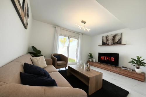 Modern Townhouse with Pool access