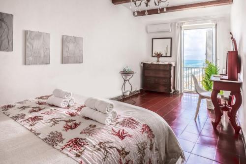 a bedroom with a bed and a table and a window at Casa Celeste Sperlongaresort in Sperlonga