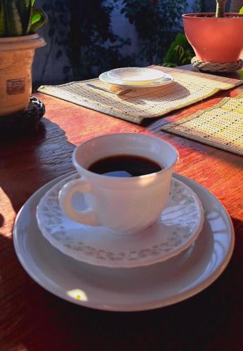 een kopje koffie op een bord op een tafel bij Estresse Zero in Atins