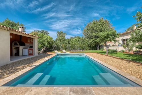 une piscine dans l'arrière-cour d'une maison dans l'établissement Gite neuf avec piscine Bio uv, à Saint-Saturnin-lès-Apt