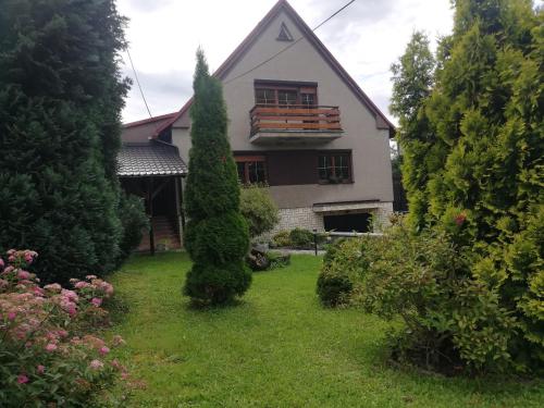 a house with a yard with trees and bushes at Chalupa s výhledem na Radhošť in Frenštát pod Radhoštěm