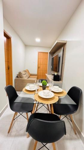 a dining room with a table and four chairs at Apartamento aconchegante completo -Próximo ao Aeroporto-COP30 in Belém