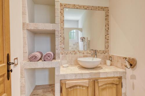 Ένα μπάνιο στο Gite neuf avec piscine Bio uv