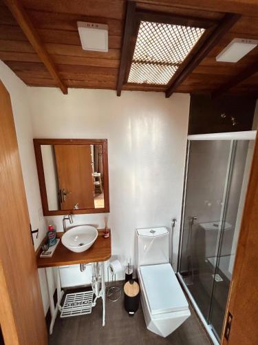 a bathroom with a sink and a shower at Cabana Zen - Sítio Gaia Magia in Miguel Pereira