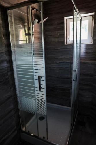 Ένα μπάνιο στο Annabella Apartmanház