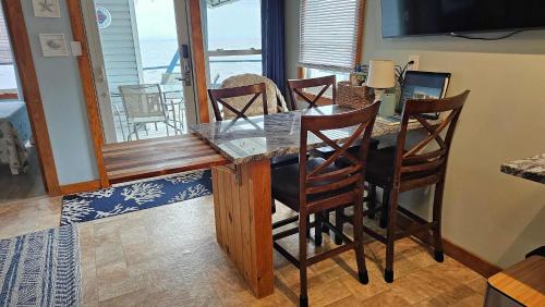 einen Esstisch und Stühle mit Meerblick in der Unterkunft ZaLo House Waterline cabin with Hot Tub Pets in Peru