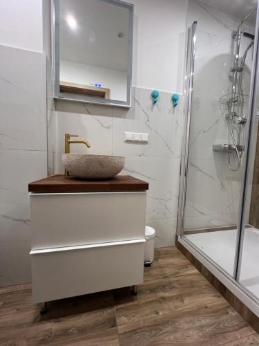 a bathroom with a sink and a shower at VipStay - Stilvoll und geräumige Apartments mit Terasse oder Balkon, Küche, kostenloses Parken, WLAN, Smart Tv in Wiesloch