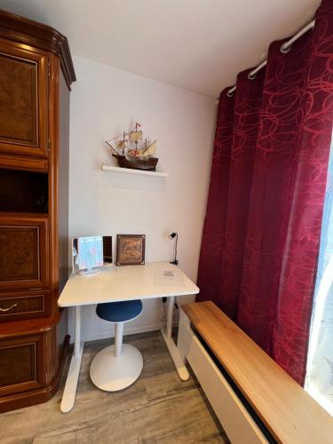 a small room with a desk and a bed at VipStay - Stilvoll und geräumige Apartments mit Terasse oder Balkon, Küche, kostenloses Parken, WLAN, Smart Tv in Wiesloch
