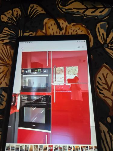 un écran de tablette montrant une cuisine avec une cuisinière dans l'établissement Maison familiale, à Plouzané