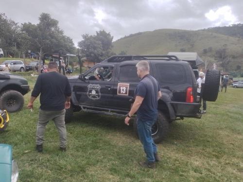 two men standing in front of a black truck at Chales rota da pedra in São Bento do Sapucaí