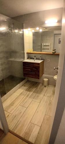 une salle de bain avec un lavabo et des toilettes dans l'établissement Maryse, à Moliets-et-Maa