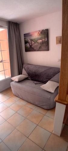 - un lit dans une chambre avec une photo sur le mur dans l'établissement Maryse, à Moliets-et-Maa