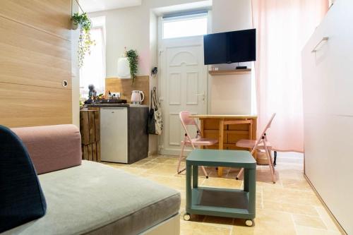 un salon avec un canapé et une table dans l'établissement Mon cocon à Vaison, à Vaison-la-Romaine