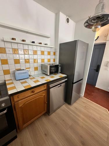 une cuisine avec un réfrigérateur et un micro-ondes dans l'établissement Aix Centre Rue d'Italie - T2 40m2 Rénové - à 2 pas du Cours Mirabeau, à Aix-en-Provence