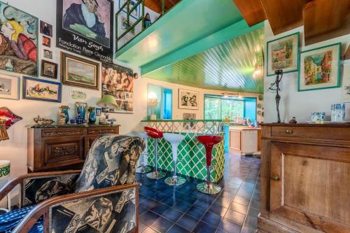 une pièce avec une table et des chaises dans une pièce dans l'établissement Domaine de la Marguerite, à Lentigny