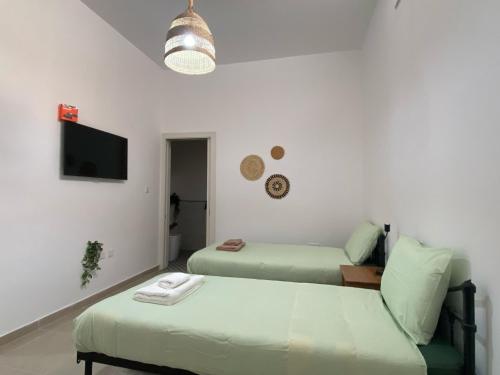 Postel nebo postele na pokoji v ubytování Gozo Vacation Studios