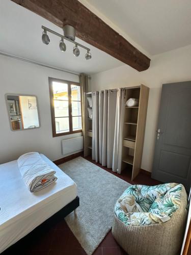 une chambre avec un lit et une fenêtre dans l'établissement Aix Centre Rue d'Italie - T2 40m2 Rénové - à 2 pas du Cours Mirabeau, à Aix-en-Provence