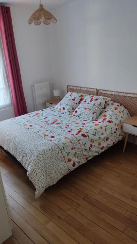 un lit avec une couette dessus dans une chambre dans l'établissement Boul'Bohème - 4 guests 1 bedroom 2 beds 1 bathroom, à Boulogne-Billancourt