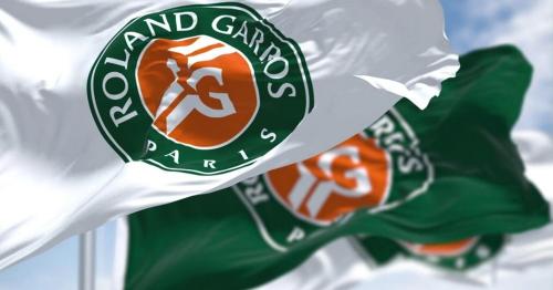 a green and white flag flying in the sky at Appartement - 4 voyageurs - accès direct Paris in Boulogne-Billancourt