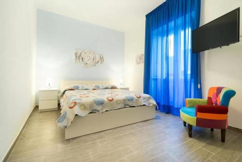 - une chambre avec un lit et une chaise dans l'établissement Talia Ortigia Apartment, à Syracuse