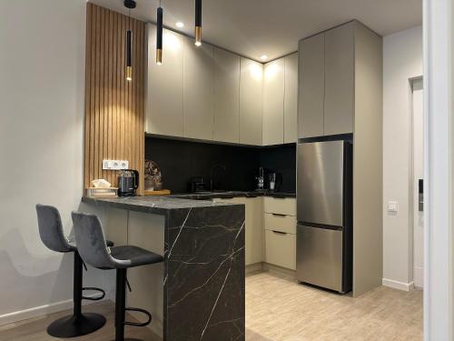 una cocina con encimera y refrigerador en Rest Corner Dilijan, en Dilijan