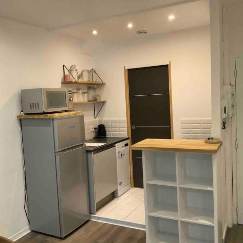 La cuisine est équipée d'un four micro-ondes et d'un réfrigérateur. dans l'établissement Cozy apartment in Cannes, à Cannes