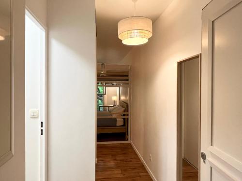 un couloir menant à une chambre avec plafond dans l'établissement Cosy Studio Disney Paris RER A, à Montévrain