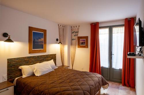une chambre d'hôtel avec un lit et une fenêtre dans l'établissement Superbe T2 dans le quartier des peintres, au calme, tout confort, à deux pas des plages, clim et wifi, à Collioure
