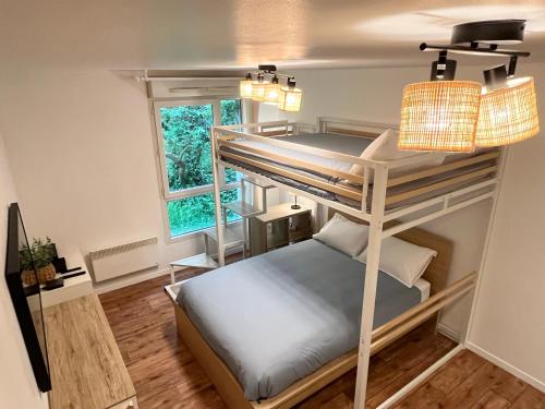 une chambre avec deux lits superposés et une fenêtre dans l'établissement Cosy Studio Disney Paris RER A, à Montévrain