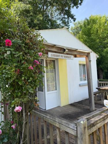 a small building with a sign that reads change up memory at Les Cabanes du Lac à Surgères in Vandré