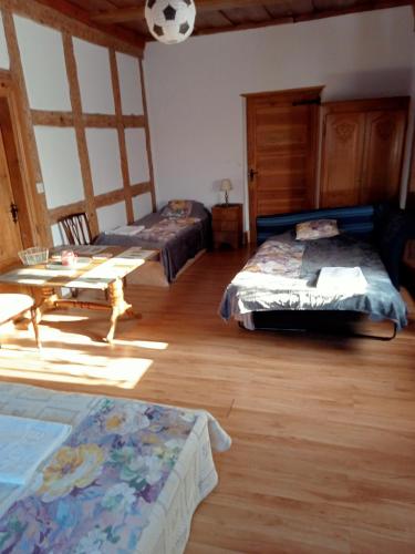 Letto o letti in una camera di Dworek Krasickiego