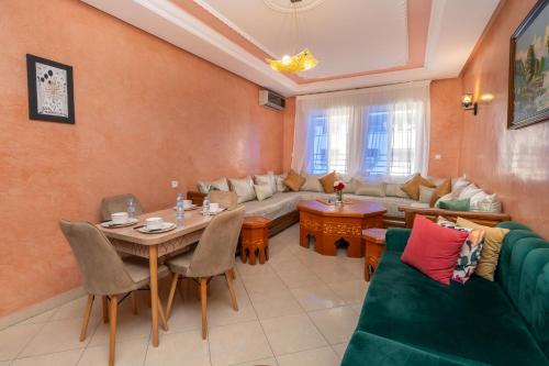 Et opholdsområde på Appartement 2 chambres près de la corniche