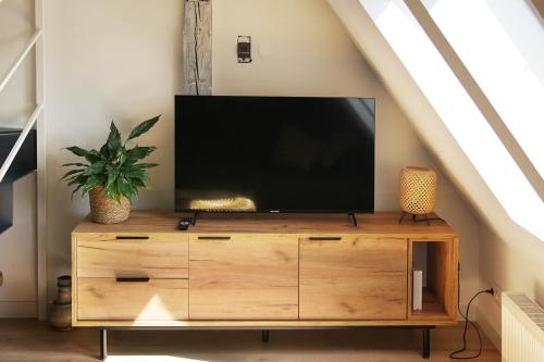 Μια τηλεόραση ή/και κέντρο ψυχαγωγίας στο Boho Apartment Kołobrzeg