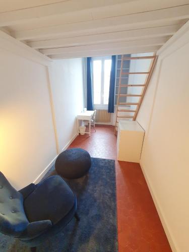 - un salon avec un escalier et une chaise dans l'établissement Superbe appartement niçois, à Nice
