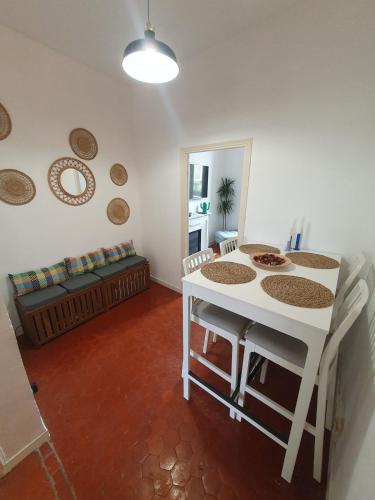 un salon avec une table et un canapé dans l'établissement Superbe appartement niçois, à Nice