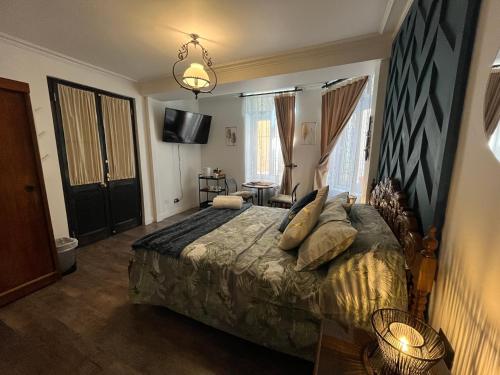 a bedroom with a bed and a television in it at Hab. privada en Cité histórico del barrio Yungay in Santiago