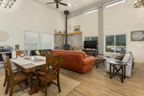 TV a/nebo společenská místnost v ubytování Bear Paw Lodge & Vacation Homes