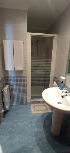 a bathroom with a sink and a shower at La Pérgola Internet Fibra Garage Calefacción TV in Bronchales