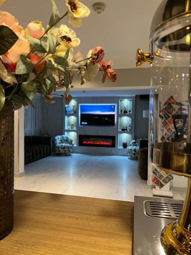 un salon avec un canapé et une cheminée dans l'établissement Brit Hotel Montpellier Parc Expo, à Pérols