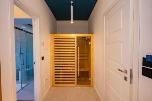 a hallway with a door leading to a closet at Incanto in Cosenza