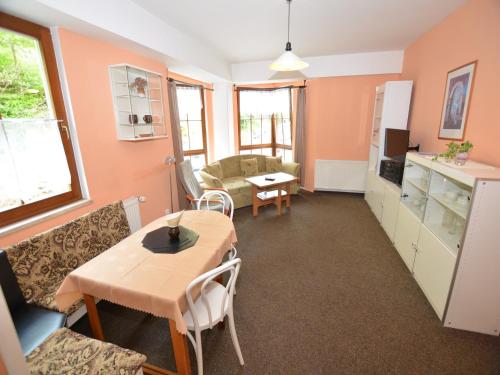 salon ze stołem i kuchnią w obiekcie Snug Apartment in Jachymov near Ski area w mieście Jáchymov