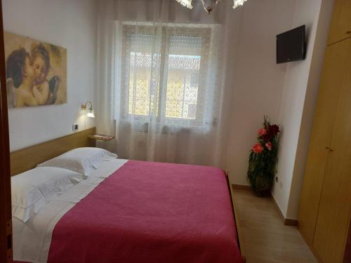 een slaapkamer met een groot bed en een raam bij Casa Stefy Gubbio in Gubbio