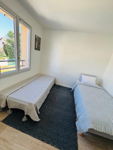une chambre avec deux lits et une fenêtre dans l'établissement Family House in Downtown Chartres, à Chartres