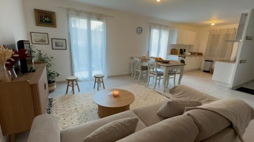 un salon avec un canapé et une table dans l'établissement Family House in Downtown Chartres, à Chartres